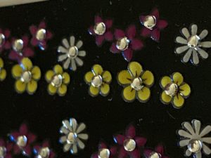 Profi NailArt Sticker - Farbige Blumen mit Steinchen.